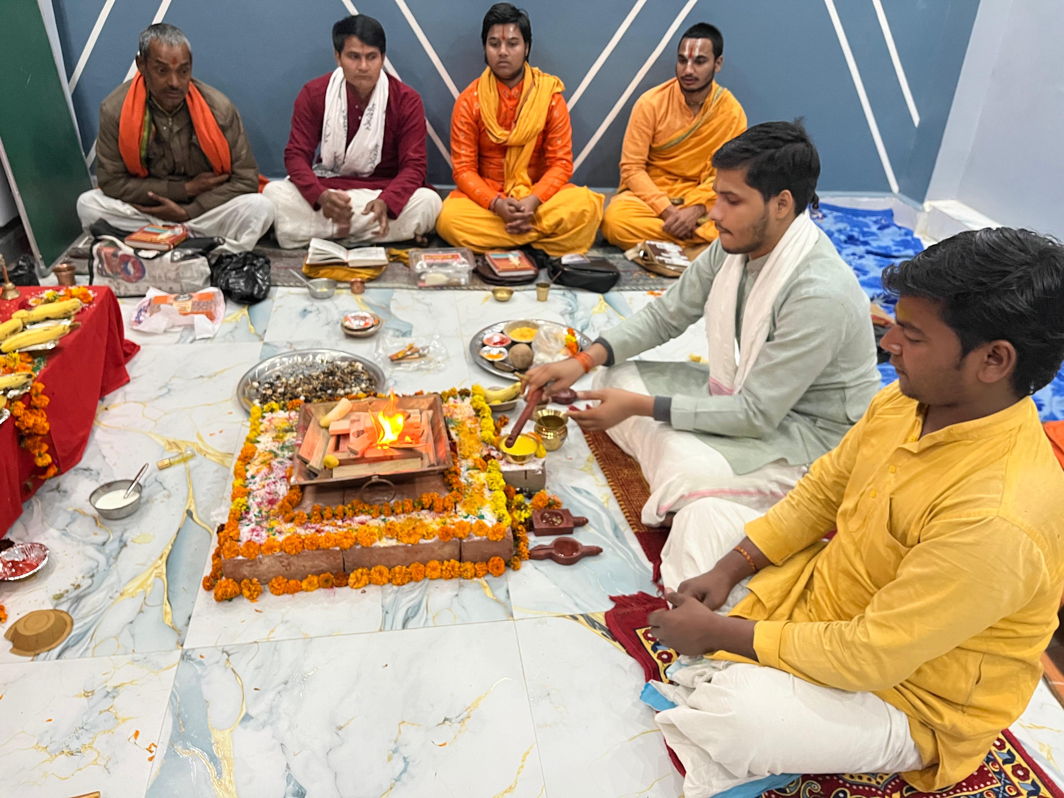 आचार्य मंत्र का जाप करते हुए 